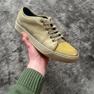 Lanvin skor - Snygga lanvins i innermått 28cm passar 42-43 Beige inga hål men använda. Sulan har knappt någon heeldrag. 