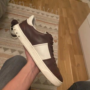 Valentino Flycrews  -  säljer dom här still rena Röda Valentina fly crew🎨dom är i 9/10 skick alla spikar✌️ny pris 7 lax mitt pris 3lax 🤩 mvh frank