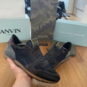 Valentino rockrunner skor - Nu säljer jag dessa eftertraktade valentino rockrunners i storlek 45🔥 skick 9/10 ✅ nypris ca 8000 mitt pris 2399 🔥Box, dustbag 2 st extra snören följd med✅🔥 finns äktehets bevis ✅ priset går att diskuteras 😃