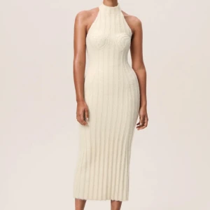 Adoore klänning - Säljer nu denna fina klänning från Adoore, som är helt oanvänd med etikett kvar, för endast 900kr. Oroginalpris 1595kr. Passar tyvärr inte mig. 