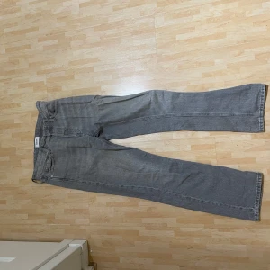 Gråa jeans JACK & JONES  - JACK &JONES LOOSE 30/32 8/10 SKICK NY PRIS: 600kr.