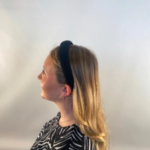 Svart diadem - Elegant unikt svart glittrigt  diadem gjorda av second hand kläder  som passar perfekt för att ge en stilren touch till din outfit. Det är enkelt och bekvämt att bära, vilket gör det till ett mångsidigt tillbehör för olika tillfällen.