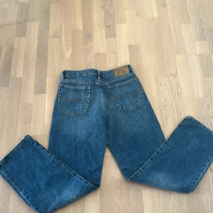 Blå jeans från Polo Ralph Lauren - Snygga blå jeans från Polo Ralph Lauren med klassisk femficksdesign. De har en rak passform och är tillverkade i slitstarkt denim. Perfekta för en avslappnad stil.