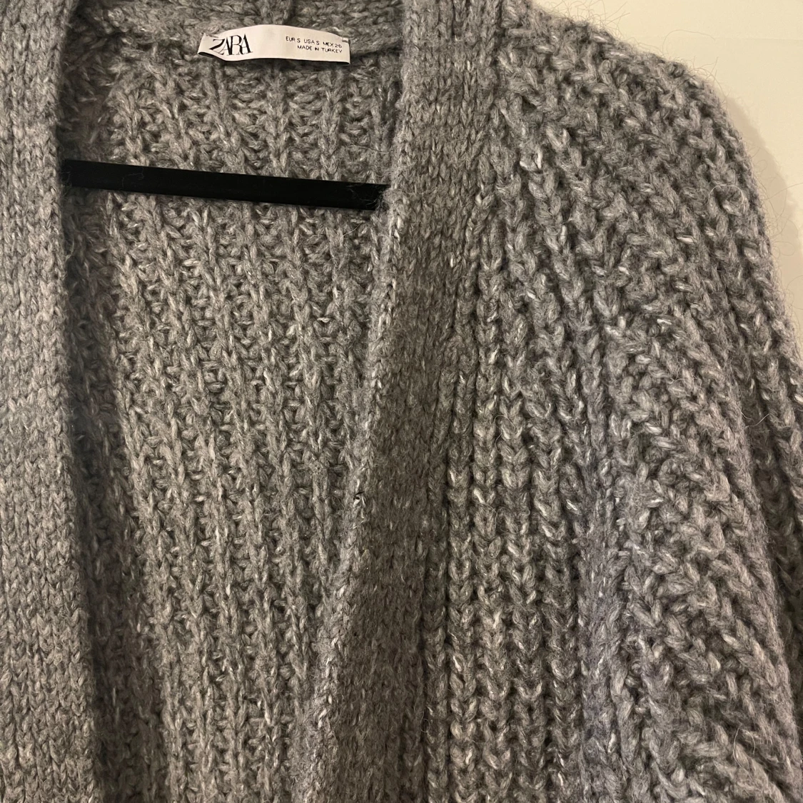 Grå stickad kofta från Zara - 1