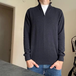 Stickad tröja från John Henric  - Säljer en riktigt snygg stickad tröja från John Henric i storlek s! Skick 9/10 hör av er om ni har några frågor eller funderingar! Priset är ej hugget i sten!🤩🤝