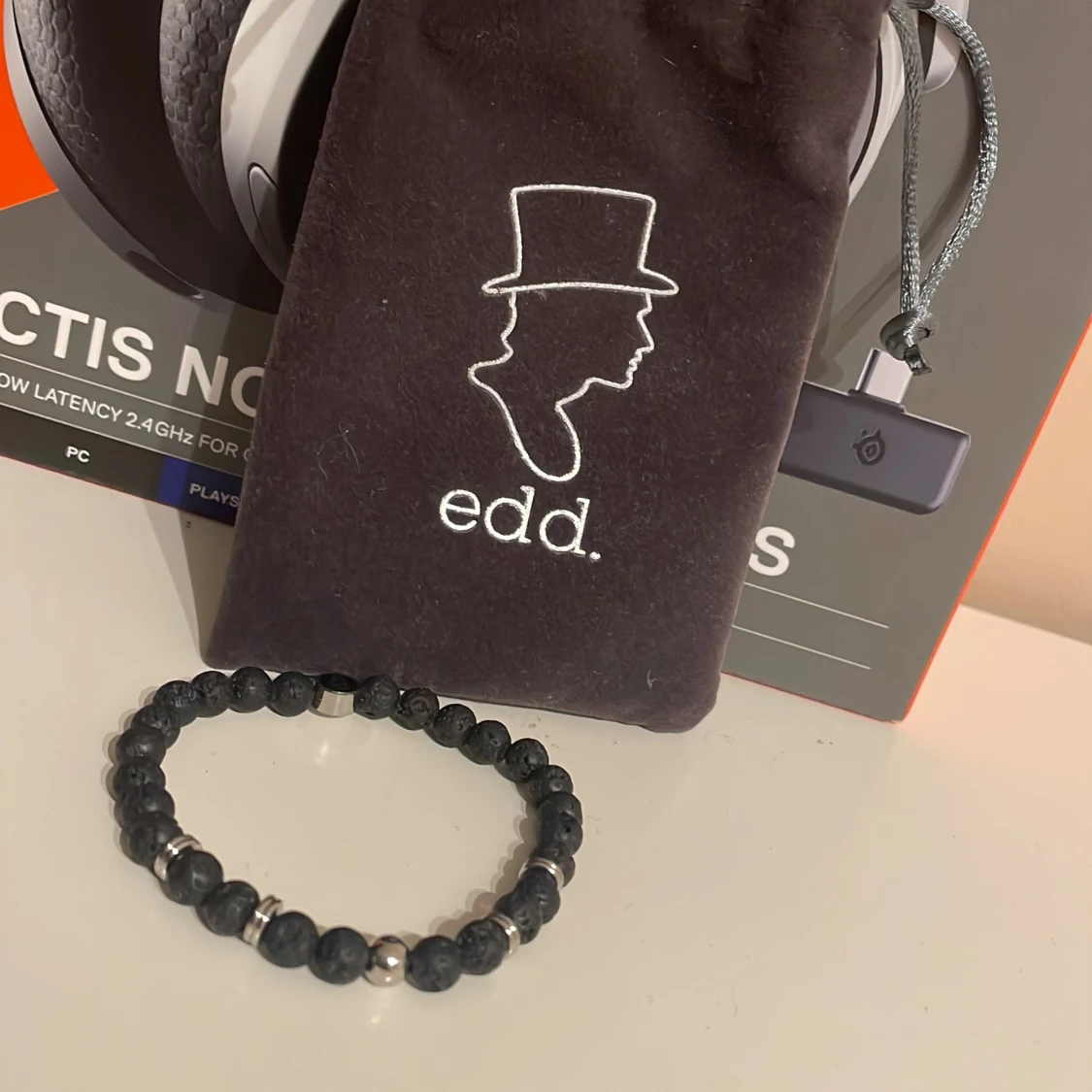 Svart armband med lavastenar och silverdetaljer från edd. - 3