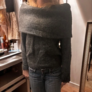 Grå offshoulder tröja - Säljer en mysig grå offshoulder tröja med lång ärm. Perfekt för kyliga dagar när du vill ha något bekvämt och stilrent. Passar bra till jeans eller kjol för en avslappnad look.