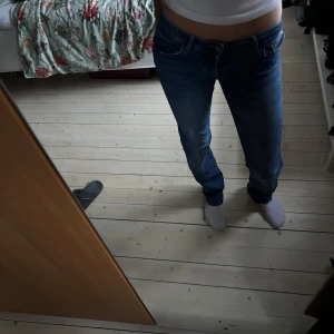 Low waist jeans - Säljer ett par klassiska low waist blå jeans som är i straight leg. Är i storlek xs men passar även s. Hör av för mer frågor💕
