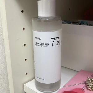 Anua Heartleaf 77% Soothing Toner - Anua Heartleaf 77% Soothing Toner är en mild och lugnande toner med 77% extrakt av hjärtblad. Perfekt för att återfukta och balansera huden. Kommer i en genomskinlig flaska med vit etikett och skruvlock. Använd ett par några gånger. Passar ej min hy