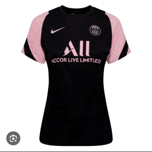 Svart och rosa fotbollströja från Nike - Snygg fotbollströja från Nike i svart med rosa detaljer. Tjej modellen väldigt fin🫶 säljer pga ingen andvändning pris kan diskuteras vid snabb affär (kom privat för egna bilder)