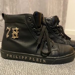 Philipp Plein skor - Säljer nu mina Philipp Plein skor (replika) i st 42, skorna är endast använda ett fåtal gånger. Hör gärna av dig vid intresse eller frågor.