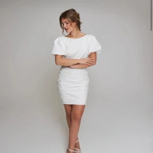 Studentklänning - Säljer denna helt oanvända studentklänning från Nelly. Storlek sx/34. Köpt för 499 finns inga defekter då den endast är testad.🤍