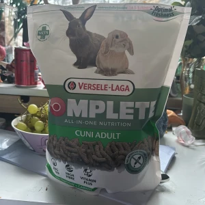 Versele-Laga Complete Cuni Adult - Säljer en påse med Versele-Laga Complete Cuni Adult, ett helfoder för vuxna kaniner. Fodret är rikt på långa fibrer och vitaminer, vilket främjar en hälsosam matsmältning och allmän hälsa. Perfekt för att hålla din kanin i toppform. Säljer pågrund av att mina vägrade äta. Öppnad men bara en liten skål är tagen utav. Går ut 2026 köptes för 77kr