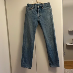 Blå jeans från Weekday - Säljer mina favoritjeans som tyvärr blivit för små. Riktigt snygga jeans från Weekday, modell Klean. Riktigt bra skick, tacka weekdays kvalite(!!). Det är är ett riktigt kap! Fråga mig vid minsta fundering!