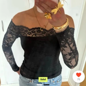 Svart spetsblus off shoulder - Snygg svart offshoulder spetsblus med långa ärmar. Perfekt för en elegant look med vackra spetsdetaljer som ger en romantisk känsla. Passar bra till både jeans och kjol. (Lånad bild) 💓