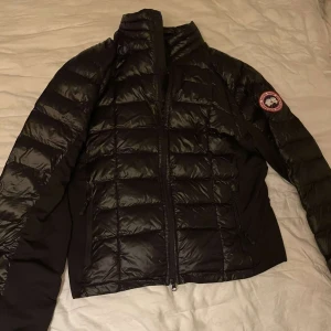  Canada Goose Svart Jacka - Väldigt fin dunjacka från Canada goose, jag har använt den ett par gånger. Jackan kommer i bra skick utan skador. Storlek XL men passar L perfekt. (Inga byten) 