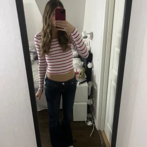 randig tröja med öppen rygg - Säljer en snygg randig topp från new yorker i vitt och rosa. Toppen är croppad och har långa ärmar med en öppen rygg. Tröjan har även ett pytte litet hål som inte syns och en fläck men annars super bra skick men skriv för bilder på det och om du är intresserad!💗