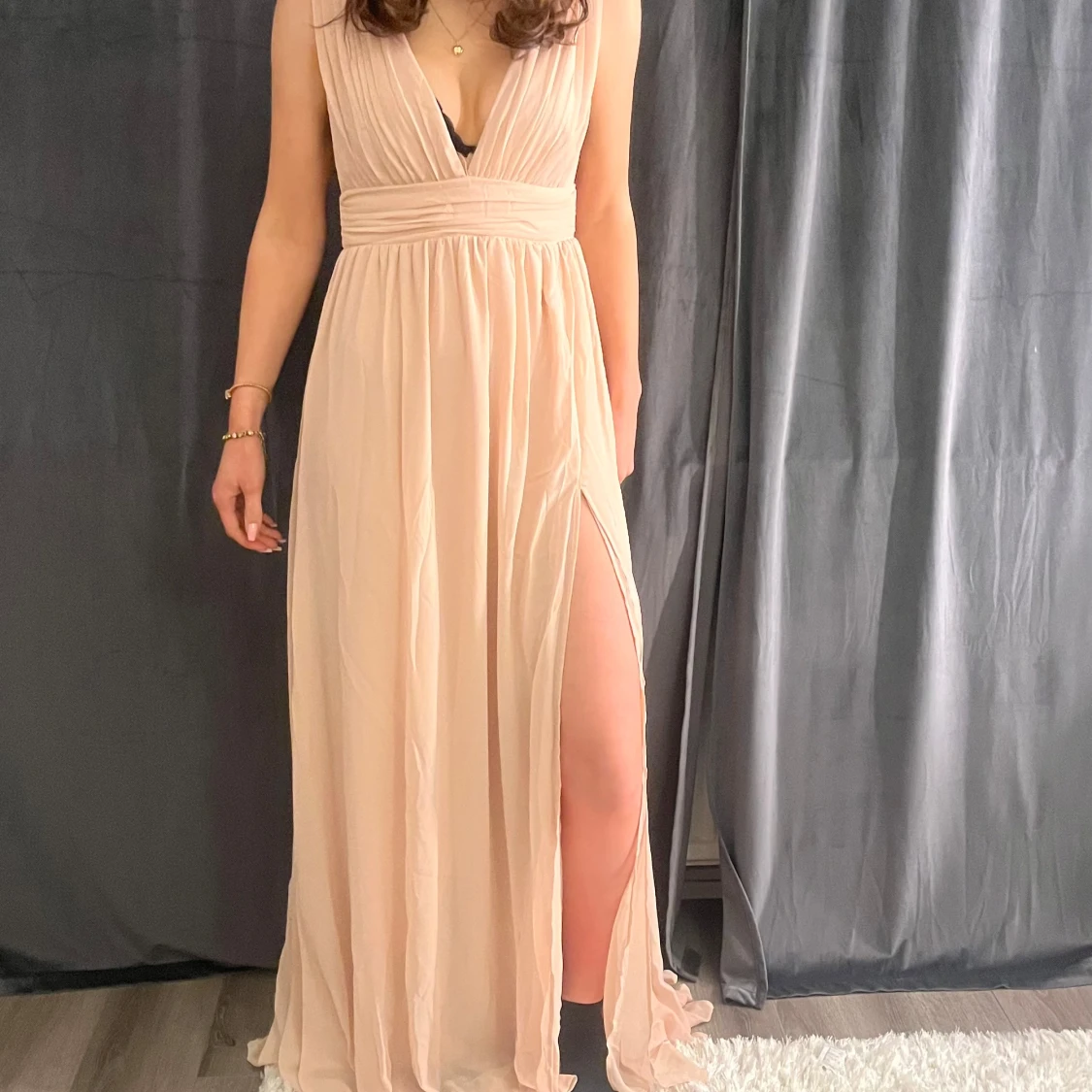 Rosa färgad långklänning med slits - 2