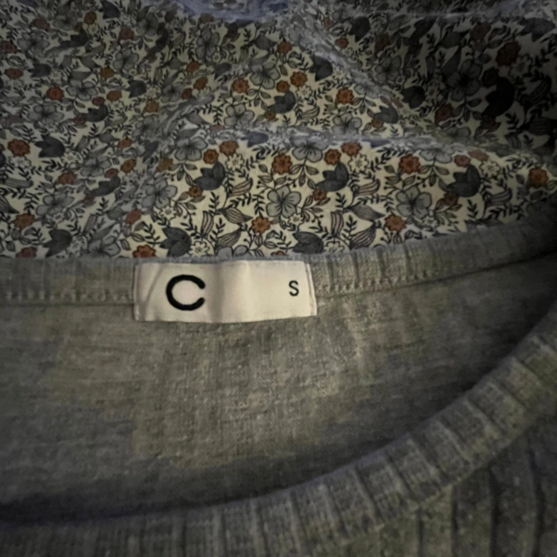 Grå ribbad t-shirt från C - 1