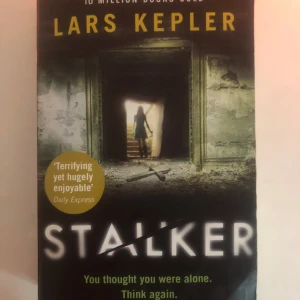 Stalker - Säljer boken 'Stalker' av Lars Kepler. Omslaget visar en mystisk bild av en person i en mörk korridor. Perfekt för dig som gillar spänning och thrillers. Boken har fått lovord för att vara både skrämmande och mycket underhållande.