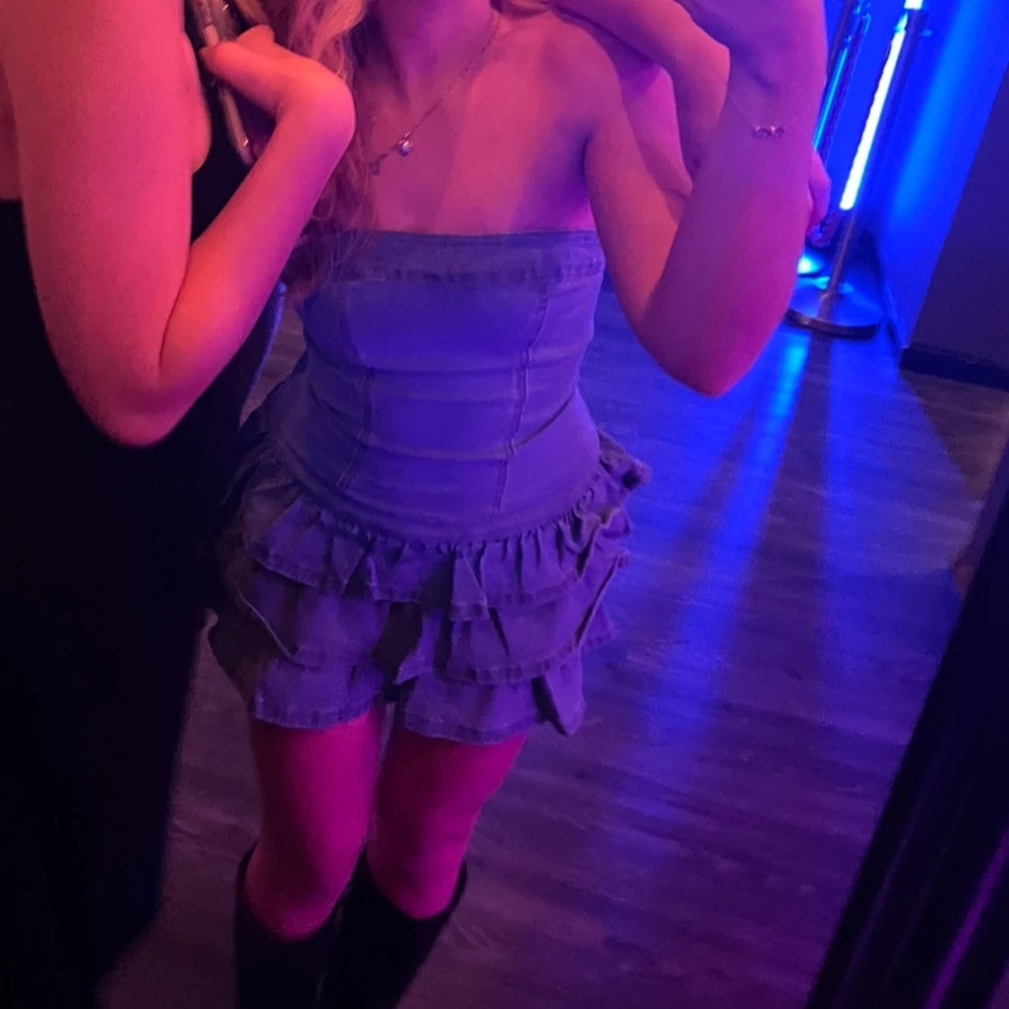 Axelbandslös jeansklänning