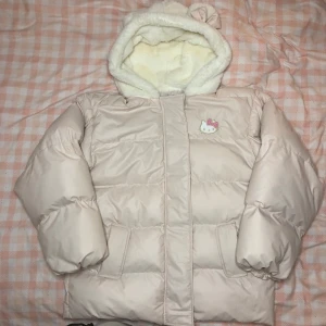 Hello Kitty Jacka - Världens finaste Hello Kitty jacka🤍 Genuint den sötaste jackan jag äger men väljer att sälja då den inte används så mycket som den förtjänar. Storlek M men skulle nog passa L också☺️Obs, luvan ser endast gul ut på bilden pågrund av belysningen, den är en vacker vit färg i verkligheten🫶🏻