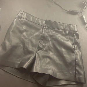 Svarta skinnshorts från Zara - Snygga svarta skinnshorts från Zara. De ser nästan nya ut. De är helt slut nu på Zara hemsidan. Använd ganska många gånger men jättebra skick. Pris kan diskuteras🥰🥰