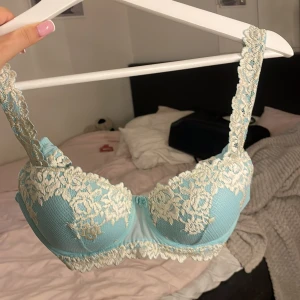 intimissimi bh - ALDRIG ANVÄND, super fin turkos bh från intimisimi köpt i new york men tror inte storlekarna skiljer sig 