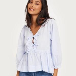 Neo Noir blus strl 34 - Mycket fint skick,  stor I storleken 