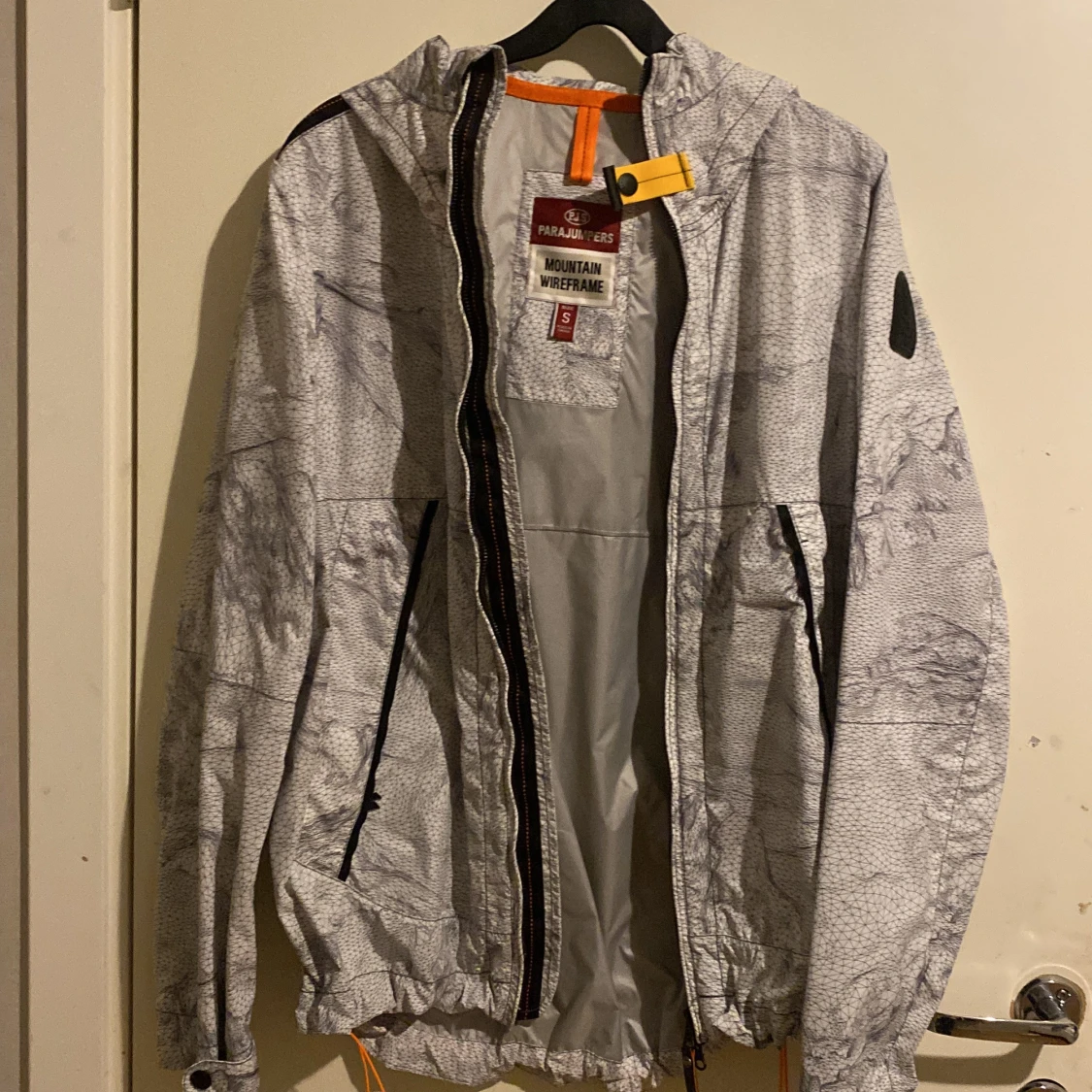 Grå jacka från Parajumpers