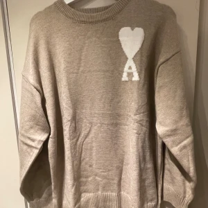 Ami Paris sweatshirt - Säljer denna fina Ami Paris sweatshirt i storlek M. Helt ny!