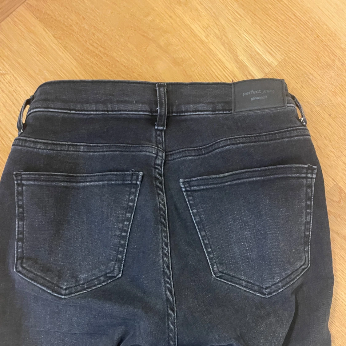 Svarta jeans från Gina  - 1