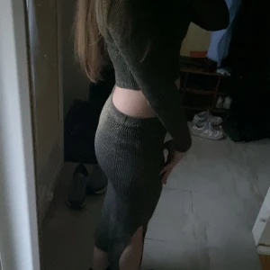 Glittrigt sett - Snygg glittrigt ribbat sett i svart med gulligt glitter med lång ärm och slits. Perfekt för en kväll ute eller en speciell tillställning. Klänningen har en tight passform som framhäver figuren. Aldrig använt❤️