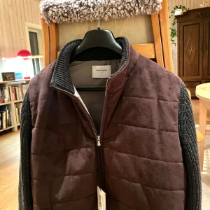Ny brun quiltad cardigan från Gran Sasso - Helt ny oanvänd brun quiltad cardigan från Gran Sasso med dragkedja framtill. Perfekt för lager-på-lager under kyliga dagar. Bruna materialet är suede. Otroligt skön att bära. Han på bilden är 185. Fråga gärna!
