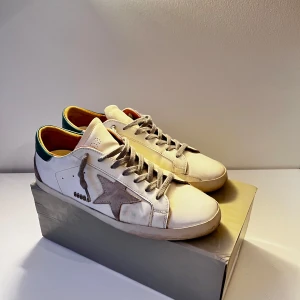 Vita golden goose - Fräscha skor från golden goose, box samt skopåse medföljer. Den vänstra skon är sliten bak på sulan annars är den bra. 