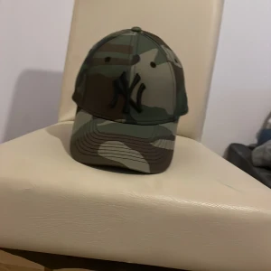 Camouflage keps från New Era pris kan diskuteras dock - Snygg camouflage keps från New Era med justerbar rem baktill. Perfekt för en cool och avslappnad stil. Kepsen har en broderad logga framtill och är i modellen 9FORTY.