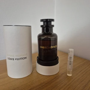 LV Ombre Nomade 3ml-5ml - Säljer 3ml-5ml testers med Louis Vuitton Ombre Nomade. Pris för 3ml: 95 kr. Pris för 5 ml: 125 kr. Jag självklart packar med nogrannhet och fyller upp hela 3/5ml. Pris kan troligtvis sänkas emot en snabb och smidig affär.