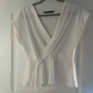 Vit blus Zara - Supersöt vit blus från Zara! Den är oanvänd med lapp kvar