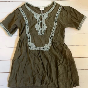 söt topp  - storlek s men skulle säga att den sitter som m💚 