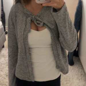 Grå kofta - säljer den super söta koftan från lager 157. bara köpt aldrig använd, så väldigt bra skick❣️