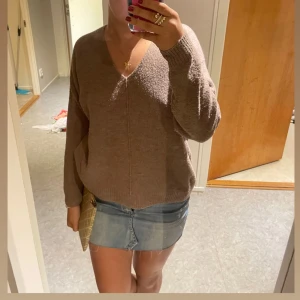 Jeans kjol  - Jätte snygg egenklippt jeans kjol, köpt från ett märke som heter chica London!💕