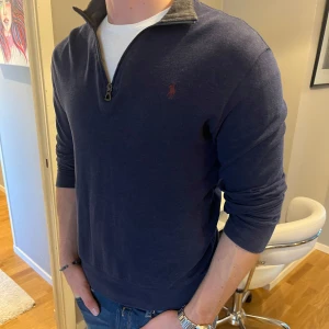 Ralph lauren half zip - Säljer nu min Ralph lauren half zip tröja som inte kommer till användning längre. Använt skick men fortfarande bra. Den är i storlek S och jag på bilden är 181cm lång. Nypris 1799kr. Skriv vid fler bilder eller funderingar/ Leo 