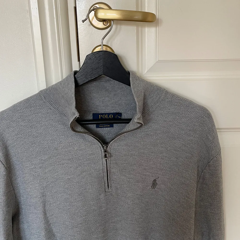 Grå halfzip från Ralph Lauren. Skick:8,5/10. Storlek: M. Nypris: 2000kr. Kontakta oss för fler bilder eller info!. Tröjor & Koftor.