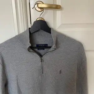 Grå halfzip från Ralph Lauren. Skick:8,5/10. Storlek: M. Nypris: 2000kr. Kontakta oss för fler bilder eller info!