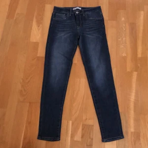 Levi’s byxor - Hej, jag säljer mina Levi’s byxor för att för att dem har blivit för små. Skick är 10 av 10. Kontakta för minsta tanke om byxorna