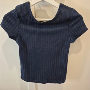 Crop top Bikbok - Ribbad Crop top från Bikbok. Nyskick. Stretchbar och skön material. Storlek S. 70% polyester, 25% viskos, 5% elastan.