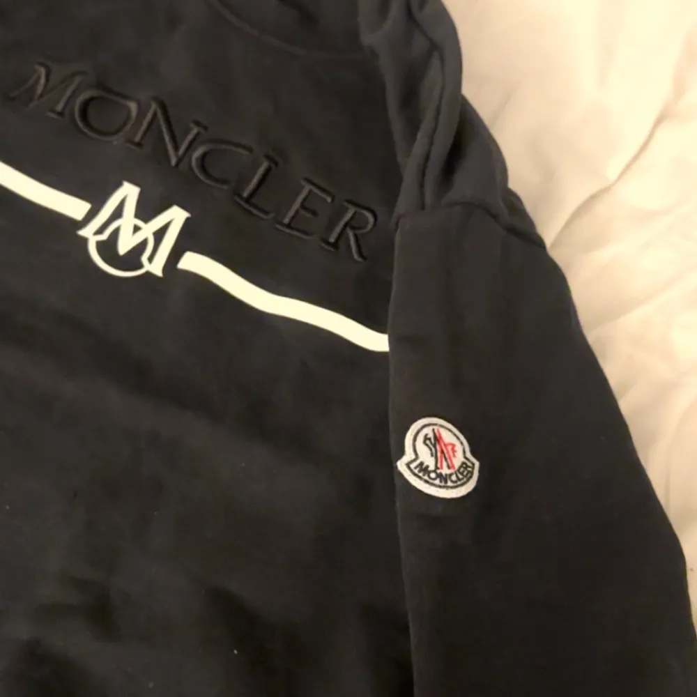 Säljer nu min moncler tröja, nyskick bara testad. Tröjor & Koftor.