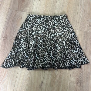  Leopardmönstrad kjol - Det är en helt oanvänd leopardmönstrad kjol som har et vit tyg inuti och perfekt för sommaren 