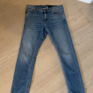 Tjo säljer dessa stilrena jeans då dem är för små. Storleken är 30/32 och sitter jävligt bra. Dem är även i modellen skinny.