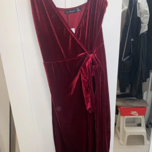 Sammet klänning  - Säljer denna klänningen helt ny oanvänd pågrundac fel storlek 